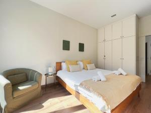 a bedroom with a bed and a chair at Stay U-nique Apartments Fontanella in Barcelona