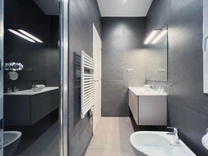 バルセロナにあるStay U-nique Apartments Fontanellaのバスルーム(洗面台、トイレ、鏡付)