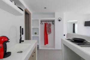 Nhà bếp/bếp nhỏ tại Irini's B & W house with jacuzzi