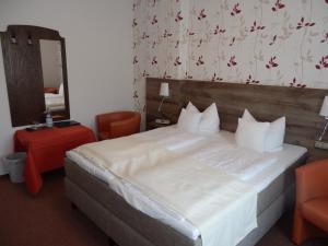 Llit o llits en una habitació de Hotel Rheinischer Hof