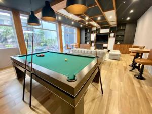 Una mesa de billar en Apartment with incredible view, pool and gym