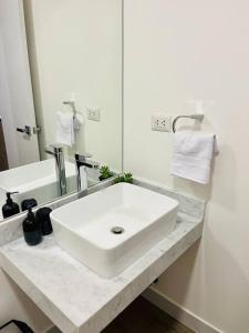 Un baño de Apartment with incredible view, pool and gym