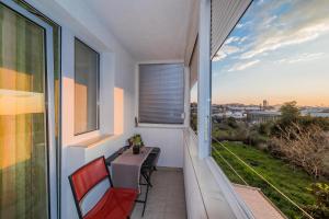 balcón con mesa, sillas y ventana en Paeninsula Studio Apartment, en Vranjic