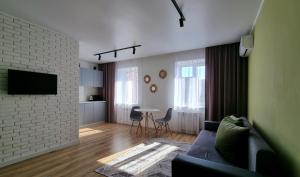 科克舍陶的住宿－Jenis III，客厅配有沙发和桌子