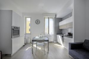 Guest House Romano في روما: مطبخ مع طاولة وكراسي في غرفة