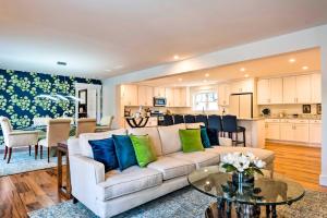 uma sala de estar com um sofá e uma mesa em 3-Acre Thetford Rental with River Access and Upgrades! 