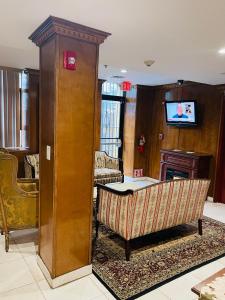 un soggiorno con divano, tavolo e TV di The Architect a Washington