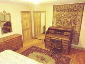 Habitación con escritorio de madera y espejo. en Private Apartment Furnished Great for Business Traveler, en Whitehouse