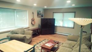 sala de estar con sofá y TV en Private Apartment Furnished Great for Business Traveler, en Whitehouse