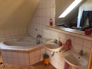 La salle de bains est pourvue de 2 lavabos, d'une baignoire et d'un miroir. dans l'établissement 3 room Apartment, Kvačany pri LM, à Kvačany