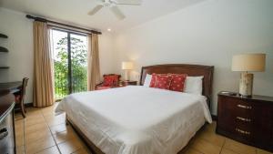 Krevet ili kreveti u jedinici u objektu Bougainvillea 3103 Luxury Apartment - Reserva Conchal