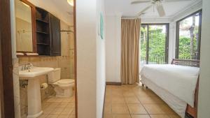 Kupaonica u objektu Bougainvillea 3103 Luxury Apartment - Reserva Conchal