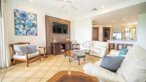 TV i/ili zabavni centar u objektu Bougainvillea 3103 Luxury Apartment - Reserva Conchal