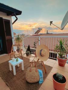 聖塔·馬里亞·迪·卡斯特的住宿－CastellabateCoast，屋顶阳台配有桌椅