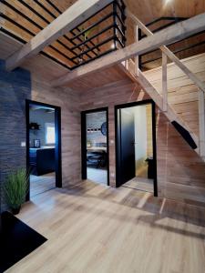 een trap in een kamer met houten wanden en houten vloeren bij Exklusives Landhaus Haar, Emsland in Emsbüren