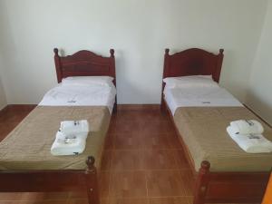 two beds sitting next to each other in a room at Lo de Valentino Cabaña in Cachí