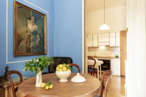 una cucina e una sala da pranzo con tavolo e frutta di Appartamento Della Dama vicino spiaggia a Rapallo Altre 25 foto