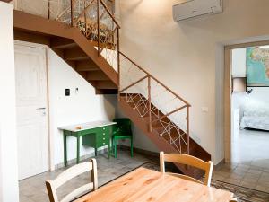 カステッランマーレ・デル・ゴルフォにあるNelle Antiche Muraのテーブルとデスクが備わる客室内の階段
