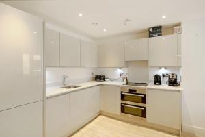 Een keuken of kitchenette bij Idyllic Thames Riverside Apartment With Free Parking