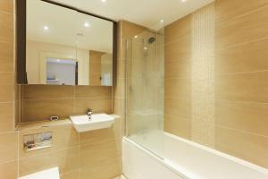Een badkamer bij Idyllic Thames Riverside Apartment With Free Parking