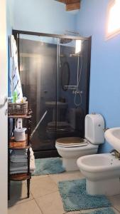 a bathroom with a shower and a toilet and a sink at casa croma in Siracusa