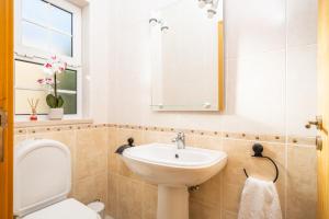 Koupelna v ubytování Gaula Residence by Homie + 13 fotografií