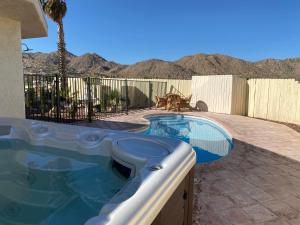 - une piscine dans une cour avec une clôture dans l'établissement Disco House- The 70s Experience w Pool Spa, à Yucca Valley