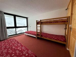 Appartement Les Menuires, 3 pièces, 8 personnes - FR-1-452-171にある二段ベッド