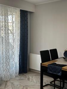 uma sala de jantar com uma mesa e duas cadeiras em Apartament Elisabeth BLUE I em Pogórze