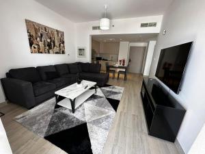 Χώρος καθιστικού στο Modern Flat - Near F1 Circuit