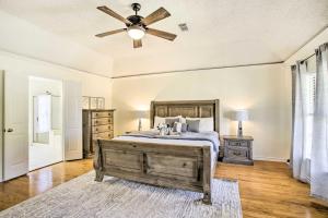 1 dormitorio con 1 cama y ventilador de techo en Houston Vacation Rental with Private Patio, en Houston