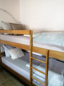 Двухъярусная кровать или двухъярусные кровати в номере Apartman Sun