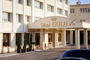 デンビツアにあるHotel Goldの金字の看板を持つホテルの建物