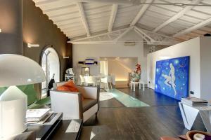 Una sala de estar con un cuadro grande en la pared. en LE MASSE - LOFT, en Montelupo Fiorentino