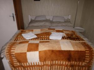 "ハルカーニャ"にあるKatalin vendégház Apartmanのベッド1台(タオル付)