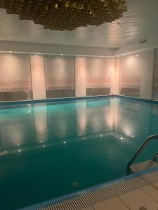 a pool in a room with at Dachstein 529 in Bad Goisern