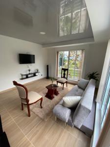 a living room with a couch and a tv at Apto con aire acondicionado BUGA VALLE in Buga