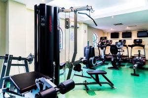 un gimnasio con cintas de correr y máquinas en una habitación en Occidental Cozumel - All Inclusive en Cozumel