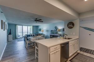 cocina y comedor con mesa de comedor en Pensacola Beach Vacation Rental with Private Balcony, en Gulf Breeze