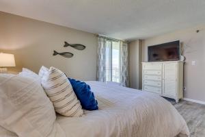 Ένα ή περισσότερα κρεβάτια σε δωμάτιο στο Pensacola Beach Vacation Rental with Private Balcony +18 φωτογραφίες