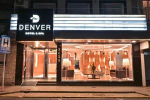 un front de magasin avec un panneau indiquant derner northiam dans l'établissement Hotel Denver Mar del Plata, à Mar del Plata