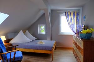 1 dormitorio con 1 cama con sombrero en Siedlisko Egniu Agroturystyka nad jeziorem Pojezierze Drawskie, en Żabinek