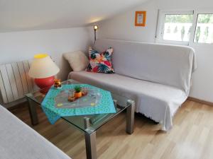 een woonkamer met een bank en een tafel bij Casa Kalani in Playa Honda