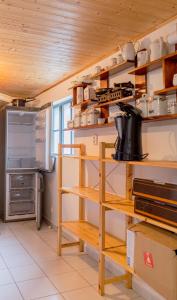 - une cuisine avec des étagères en bois et un réfrigérateur dans l'établissement Chalupa Na Paloučku, à Orlické Záhoří 