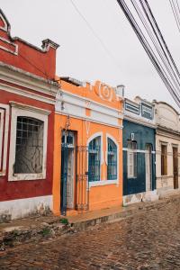 een rij kleurrijke gebouwen in een straat bij Pousada Bom Sucesso 59 in Olinda