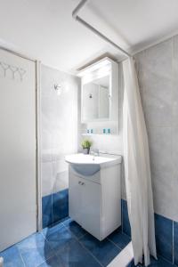 Bathroom sa Elegant flat next to Acropolis - Smiley Property
