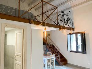 una bicicletta appesa al soffitto in una stanza di Nelle Antiche Mura a Castellammare del Golfo