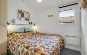 een slaapkamer met een bed en een raam bij Nice Home In Sjlund With Kitchen in Hejls