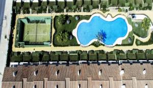 - une vue sur un bâtiment avec piscine dans l'établissement Exclusivo Adosado en Punta Coral El Rompido, à El Rompido