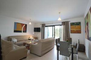 una sala de estar con un sofá y una mesa en Exclusivo Adosado en Punta Coral El Rompido, en El Rompido